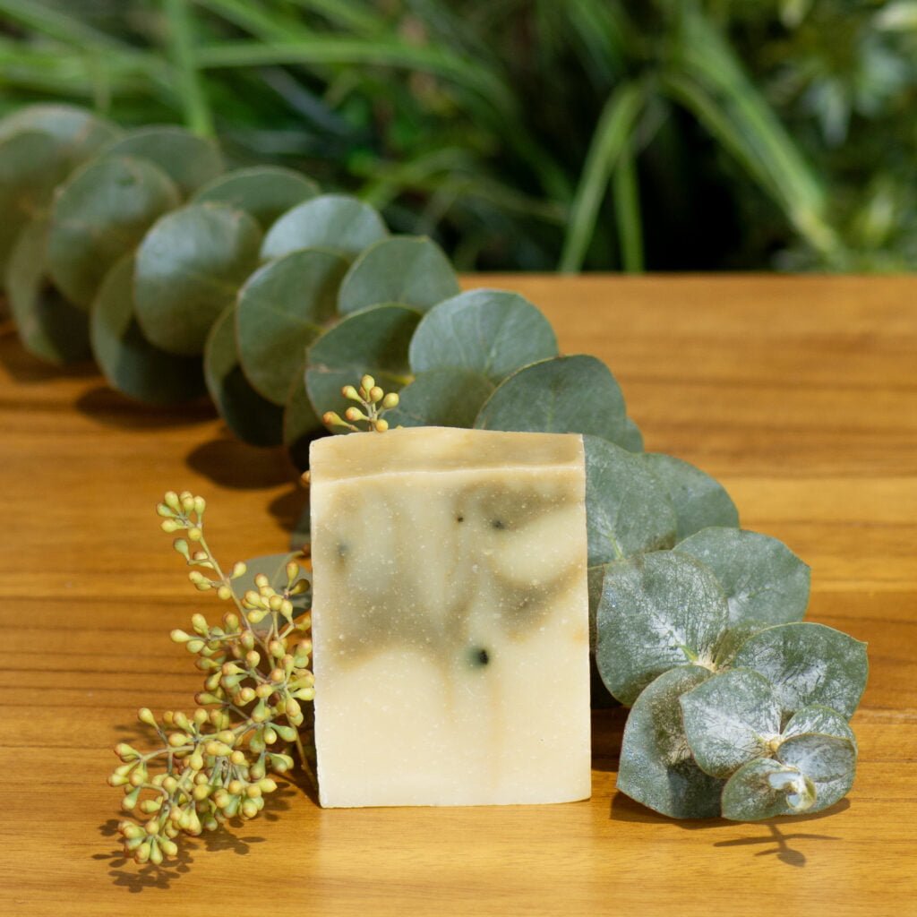 Savon naturel à l'eucalyptus, romarin et menthe avec spiruline