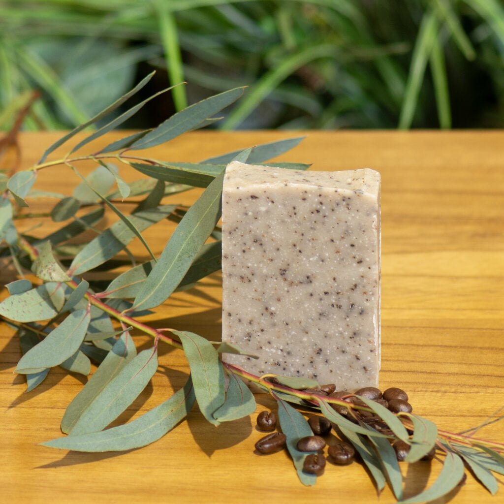 Des savons naturels à base d'huile d'olive avec des grains de café et d'huiles essentielles telles que lavande, et l'eucalyptus citronné.